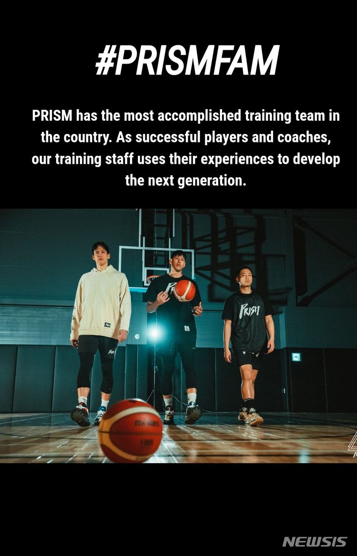 [서울=뉴시스]남자 3대3농구 국가대표 이승준(가운데) 감독과 임원준(오른쪽)이 속한 농구 아카데미의 홈페이지. 왼쪽은 이 감독의 동생인 이동준. (사진 = 프리즘 훕스 홈페이지 캡처)