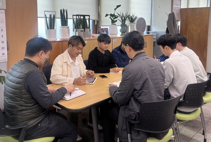 의성군 관계자들과 외국인 유학생 행정인턴으로 선발된 미얀마 유학생들이 함께 회의를 하고 있다. (사진=의성군 제공) *재판매 및 DB 금지