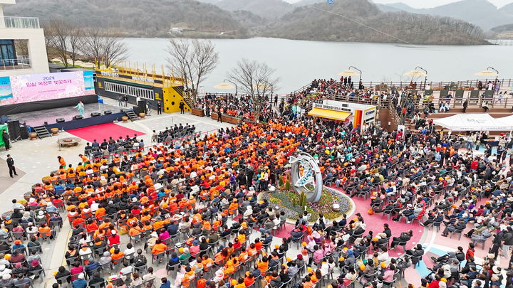 '2024 임실 옥정호 벚꽃축제' 개막식 특설무대, 빈자리 가득 관광객이 들어 찬 모습. *재판매 및 DB 금지