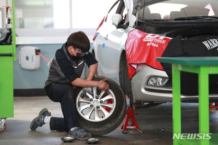 [전주=뉴시스] 2023년 전북기능경기대회 자동차정비직종 경기모습.&nbsp; *재판매 및 DB 금지