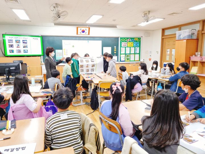 [대구=뉴시스] 2023년 대구 북구 침산초등학교 '찾아가는 어린이 환경교실' 수업 모습. (사진=대구시 북구 제공) 2024.04.01. photo@newsis.com *재판매 및 DB 금지