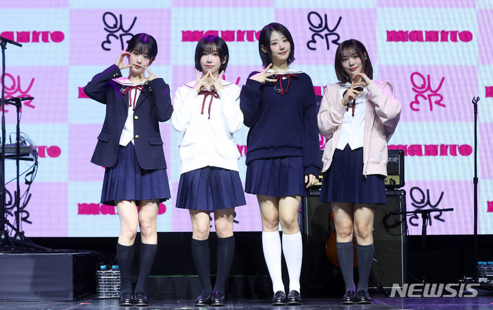 [서울=뉴시스] 김혜진 기자 = 그룹 QWER이 1일 오전 서울 서대문구 예스24 원더로크홀에서 열린 첫 번째 미니앨범 '마니또(MANITO)' 발매 기념 쇼케이스에서 포즈를 취하고 있다. 2024.04.01. jini@newsis.com *재판매 및 DB 금지