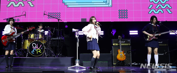 [서울=뉴시스] 김혜진 기자 = 그룹 QWER이 1일 오전 서울 서대문구 예스24 원더로크홀에서 열린 첫 번째 미니앨범 '마니또(MANITO)' 발매 기념 쇼케이스에서 무대를 선보이고 있다. 2024.04.01. jini@newsis.com *재판매 및 DB 금지