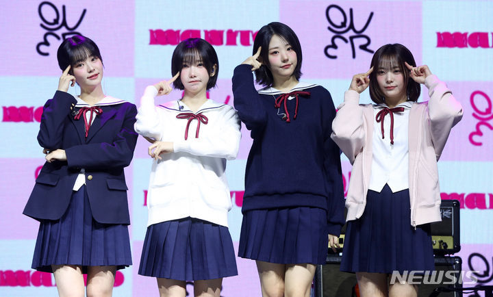 [서울=뉴시스] 김혜진 기자 = 그룹 QWER이 1일 오전 서울 서대문구 예스24 원더로크홀에서 열린 첫 번째 미니앨범 '마니또(MANITO)' 발매 기념 쇼케이스에서 포즈를 취하고 있다. 2024.04.01. jini@newsis.com *재판매 및 DB 금지