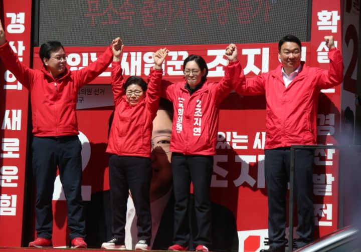 (왼쪽부터)국민의힘 송언석·임이자·조지연·정희용 후보가 1일 경산공설시장에서 조지연 후보의 지지를 호소하고 있다. *재판매 및 DB 금지