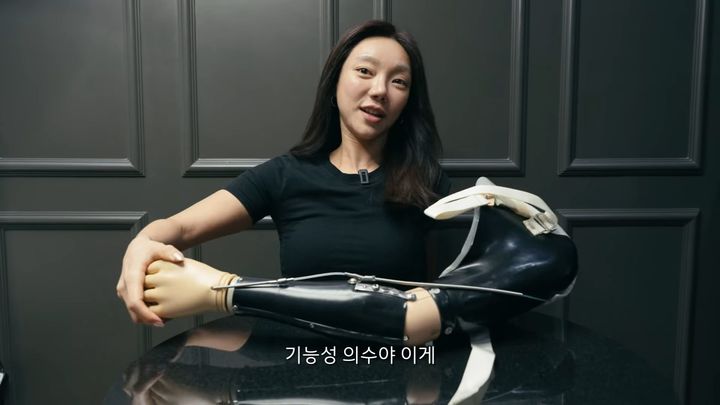 [서울=뉴시스]유튜브 채널 '김나윤의 윤너스TV'는 지난달 6일 '누나 팔 있는데 왜 안 써'라는 제목의 영상을 올렸다. (사진=김나윤의 윤너스TV 채널 캡처) 2024.04.01. photo@newsis.com *재판매 및 DB 금지