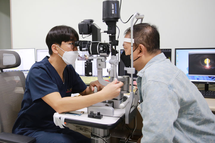 건양대병원 안과 장영석 교수가 인도네시아 환자의 백내장 수술 후 경과를 관찰하고 있다.(사진=건양대학교병원 제공) *재판매 및 DB 금지