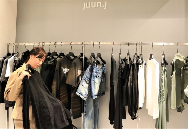 [대구=뉴시스] 대구 신세계백화점 3층 매장에 삼성물산의 패션브랜드 '준지 여성'이 신규 오픈했다. (사진 = 대구 신세계백화점 제공) 2024.04.01. photo@newsis.com *재판매 및 DB 금지