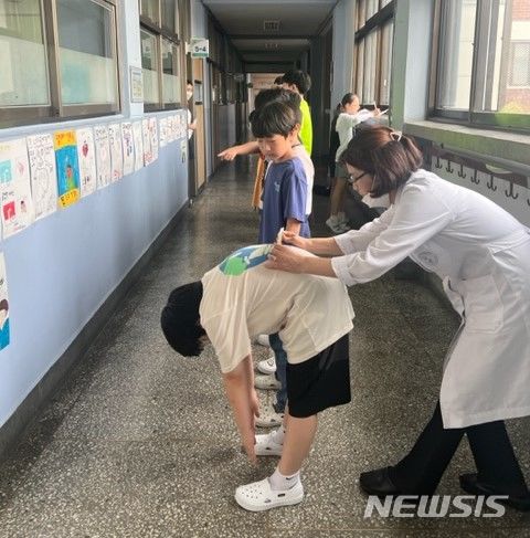 [서울=뉴시스] 의료진이 초등학교 5학년생 대상 '척추측만증 검진'을 시행하고 있다. (사진=강동구 제공. 기사와 직접 관련이 없습니다.) 2024.04.01. photo@newsis.com 