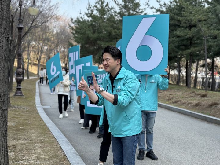 오영환 새로운미래 총괄상임선대위원장이 1일 서울 여의도 일대를 걸으며 시민들을 만나는 도보 유세전에 나섰다.  *재판매 및 DB 금지