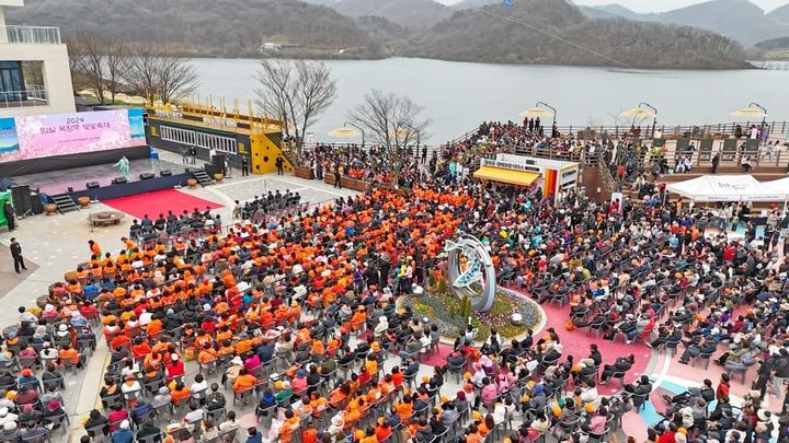 임실 옥정호 벚꽃축제가 지난달 30일에서 31일까지 이틀간 열렸지만 벚꽃은 찾아볼수가 없다.(임실군 페이스북 캡쳐) *재판매 및 DB 금지