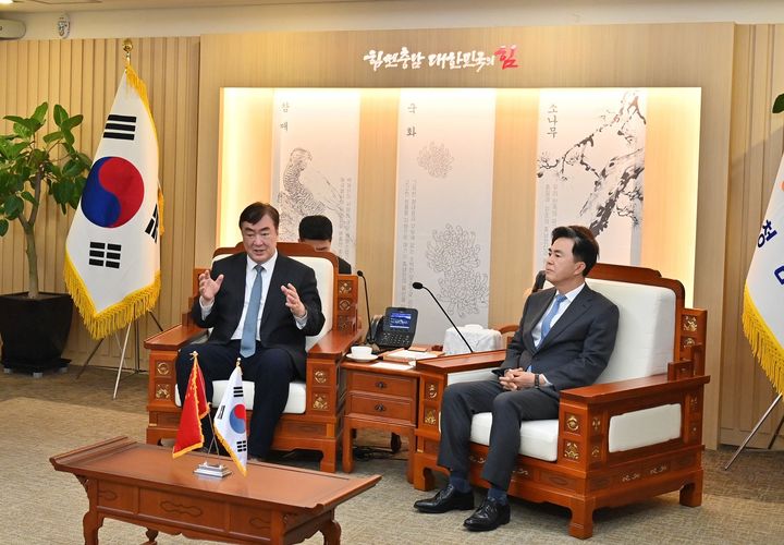 [홍성=뉴시스] 유효상 기자 = 김태흠 충남지사가 1일 도청 접견실에서 싱하이밍 주한중국대사와 지방교류 확대를 위한 환담을 나누고 있다. (사진=충남도 제공) 2024.04.01 photo@newsis.com&nbsp; *재판매 및 DB 금지