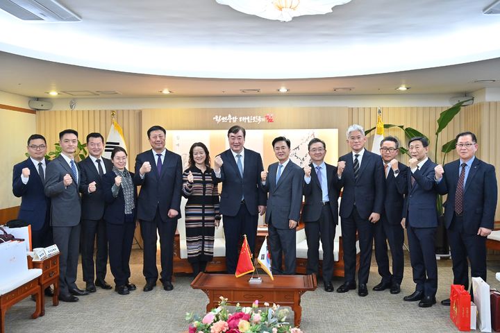 [홍성=뉴시스] 유효상 기자= 김태흠 충남지사가 1일 도청 접견실에서 싱하이밍 주한중국대사를 비롯해 도와 협력관계에 있는 지방정부 대표단과 접견을 마친 후 화이팅을 외치고 있다. (사진=충남도 제공) 2024.04.01 photo@newsis.com&nbsp; *재판매 및 DB 금지