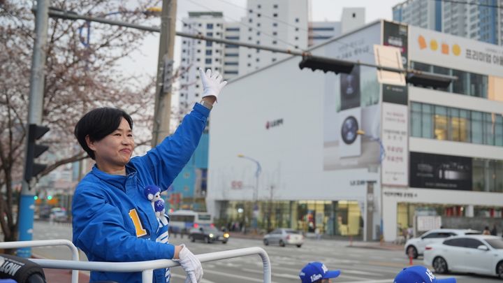 [부산=뉴시스] 더불어민주당 서은숙 후보가 시민들에게 인사를 하고 있다. (사진=서은숙 후보 캠프 제공) 2024.04.01. photo@newsis.com *재판매 및 DB 금지