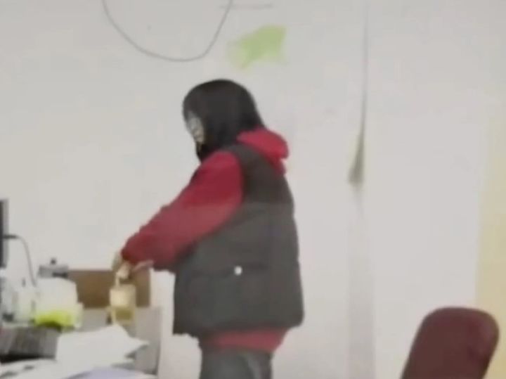 [서울=뉴시스] 중국에서 한 여성이 동료를 독살하기 위해 물에 독극물을 탄 영상이 논란이라고 사우스차이나모닝포스트(SCMP)가 지난달 31일(현지시각) 보도했다. 사진은 독극물을 타는 장면. (사진=SCMP 갈무리) 2024.04.01.  *재판매 및 DB 금지