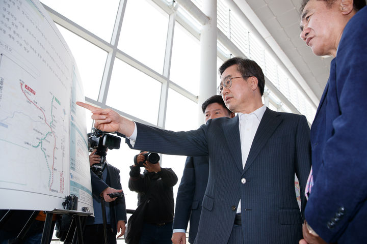 [평택=뉴시스] 김동연 경기도지사가 1일 오후 GTX A·C노선 연장과 관련해 평택 지제역을 방문, 주요 시설을 확인하고 있다. (사진=경기도 제공) 2024.04.01. photo@newsis.com *재판매 및 DB 금지