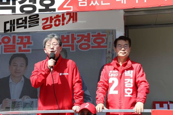 [대전=뉴시스] 조명휘 기자 = 국민의힘 유승민 전 의원이 1일 오후 대전 대덕구 법동에서 박경호 후보 지원유세를 하고 있다. (사진= 박경호 후보 제공) 2024.04.01. photo@newsis.com *재판매 및 DB 금지