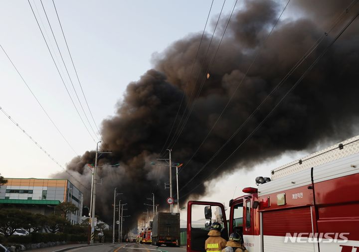[인천=뉴시스] 김동영 기자 = 1일 오후 인천 서구 석남동의 한 가방 보관 창고에서 난 불로 검은 연기가 치솟고 있다. 이날 소방당국은 연소 저지를 위해 관할 소방서의 인력 및 장비가 모두 출동하는 대응 1단계를 발령해 진화작업을 벌이고 있다. 2024.04.01. dy0121@newsis.com
