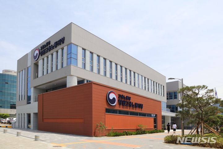 [창원=뉴시스]경남 창원시 성산구 경남도청 앞쪽에 있는 고용노동부 창원고용노동지청 전경.(사진=고용노동부 창원고용노동지청 제공) 2024.04.01. photo@newsis.com