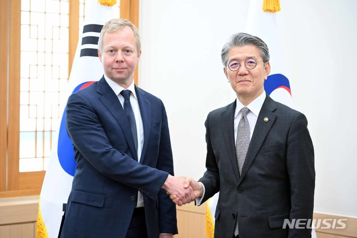 [서울=뉴시스] 김홍균 외교부 제1차관은 1일 스벤 쿠프만스 유럽연합(EU) 중동 평화 프로세스 특별대표를 면담하고 가자지구 상황 및 중동 평화 구축 방안에 대해 의견을 교환했다. (사진= 외교부 제공)