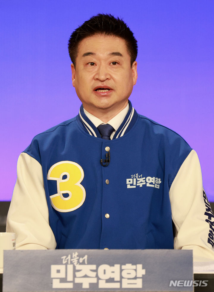 [서울=뉴시스] 고범준 기자 = 1일 오전 서울 영등포구 KBS본관 스튜디오에서 열린 제22대 비례대표 국회의원 선거 후보자 토론회에서 최혁진 더불어민주연합 후보가 토론 준비를 하고 있다. 2024.04.01. bjko@newsis.com