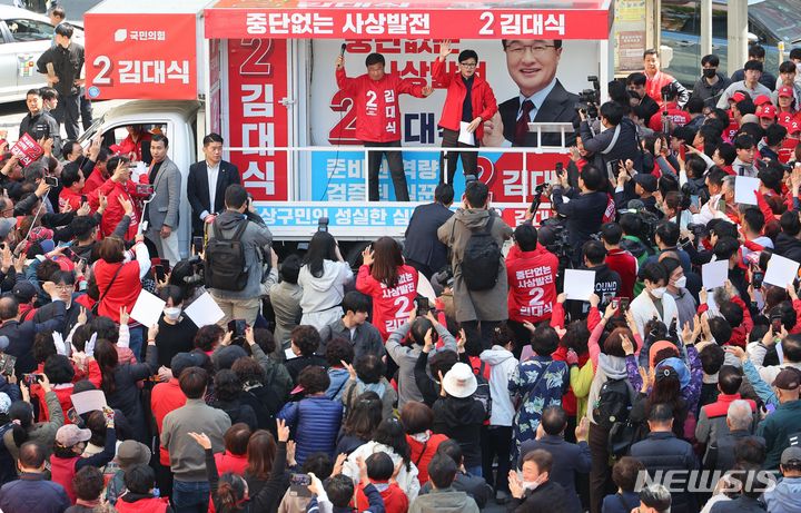 [부산=뉴시스] 추상철 기자 = 한동훈 국민의힘 비상대책위원장이 1일 부산 사상구 사상역 앞에서 김대식 후보의 지지를 호소하고 있다. (공동취재) 2024.04.01. photo@newsis.com