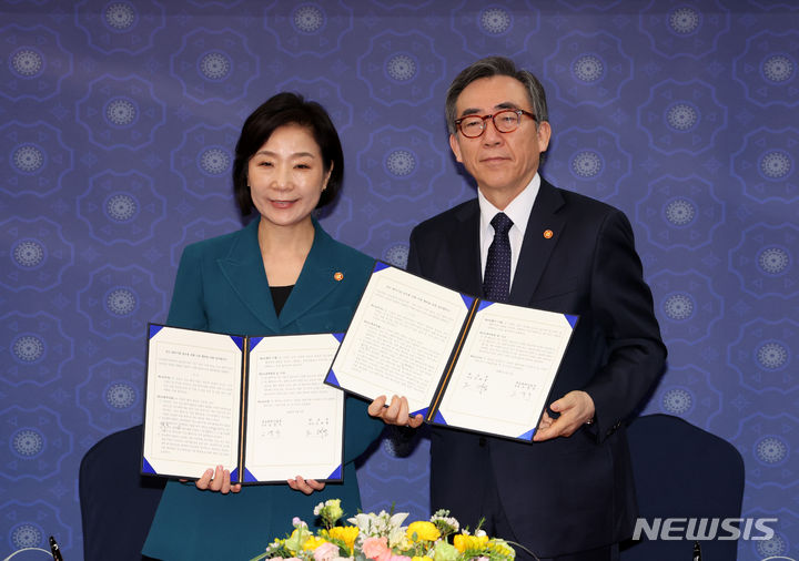 [서울=뉴시스] 배훈식 기자 = 오영주(왼쪽) 중소벤처기업부 장관과 조태열 외교부 장관이 지난 1일 오전 서울 종로구 외교부에서 열린 외교부-중기부 협력을 통한 중소·벤처기업 글로벌 진출 지원 협약식에 참석해 기념촬영을 하고 있다. 2024.05.06. dahora83@newsis.com