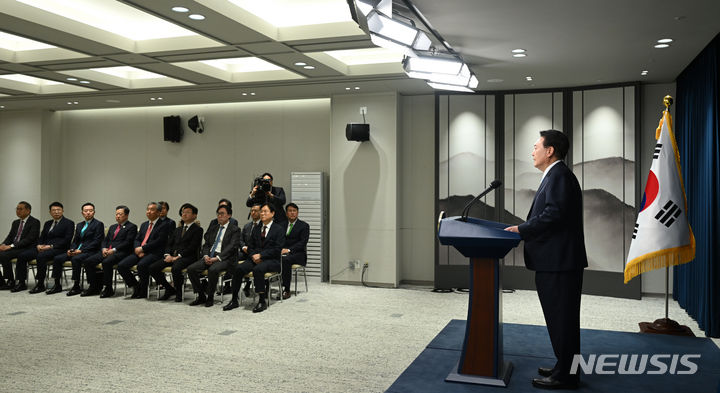 [서울=뉴시스] 윤석열 대통령이 1일 서울 용산 대통령실에서 대국민 담화 '국민께 드리는 말씀'을 발표하고 있다. (사진=대통령실 제공) 2024.04.01. photo@newsis.com