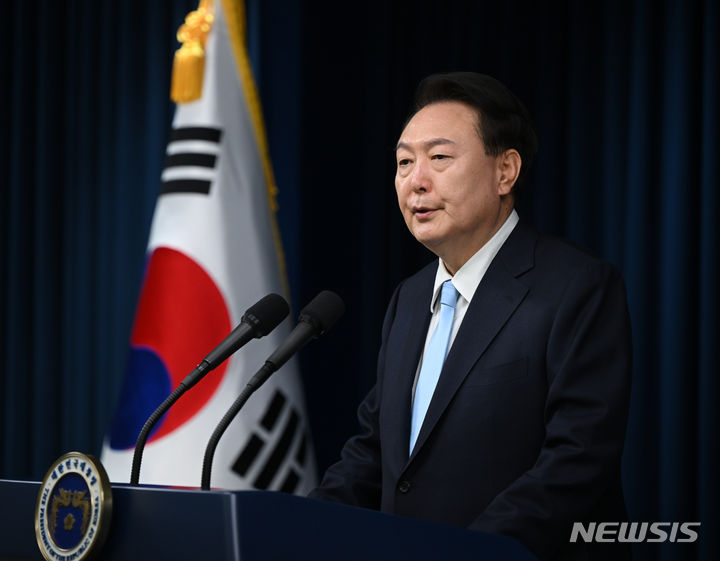 [서울=뉴시스] 윤석열 대통령이 1일 서울 용산 대통령실에서 대국민 담화 '국민께 드리는 말씀'을 발표하고 있다. (사진=대통령실 제공) 2024.04.01. photo@newsis.com