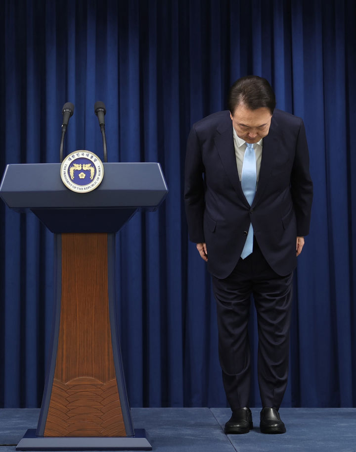 [서울=뉴시스] 윤석열 대통령이 1일 서울 용산 대통령실에서 대국민 담화 '국민께 드리는 말씀' 발표에 앞서 인사하고 있다. (사진=대통령실 제공) 2024.04.01. photo@newsis.com *재판매 및 DB 금지