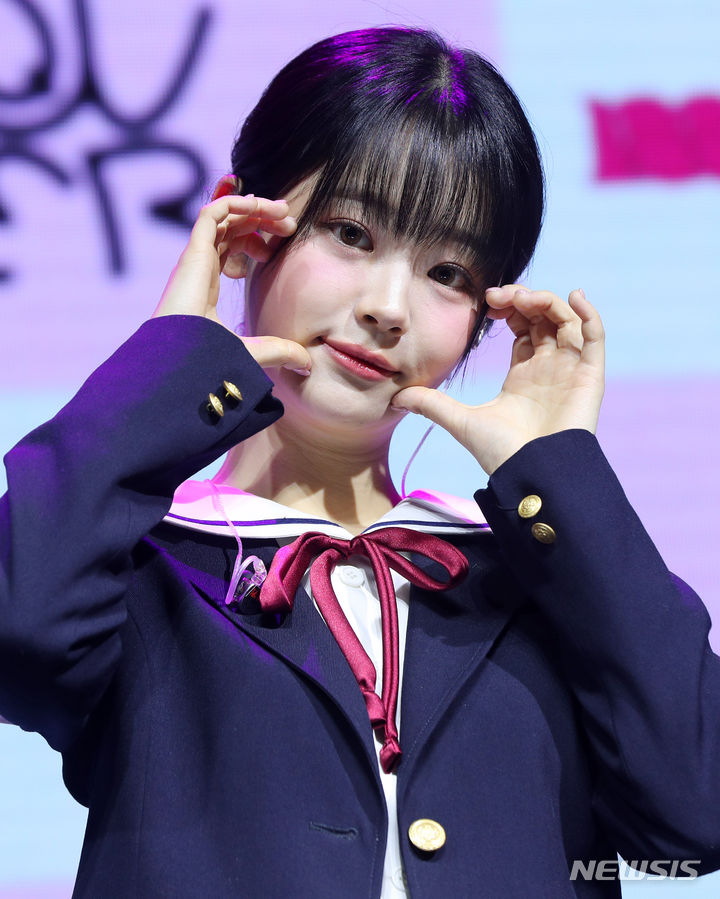 [서울=뉴시스] 김혜진 기자 = 그룹 QWER 쵸단이 1일 오전 서울 서대문구 예스24 원더로크홀에서 열린 첫 번째 미니앨범 '마니또(MANITO)' 발매 기념 쇼케이스에서 포즈를 취하고 있다. 2024.04.01. jini@newsis.com