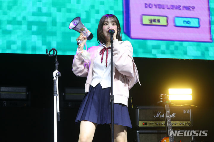 [서울=뉴시스] 김혜진 기자 = 그룹 QWER 시연이 1일 오전 서울 서대문구 예스24 원더로크홀에서 열린 첫 번째 미니앨범 '마니또(MANITO)' 발매 기념 쇼케이스에서 무대를 선보이고고 있다. 2024.04.01. jini@newsis.com