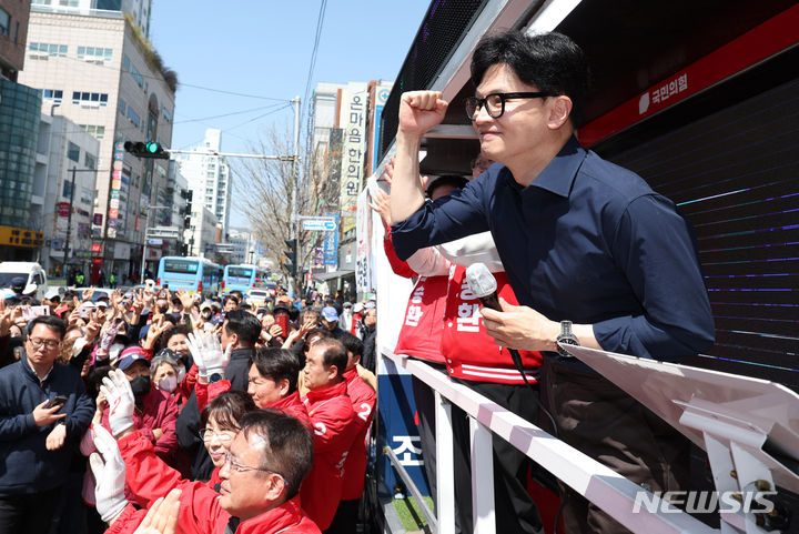 [부산=뉴시스] 추상철 기자 = 한동훈 국민의힘 비상대책위원장이 1일 오전 부산 영도구 남항시장 앞에서 열린 ‘국민의힘으로 중구영도살리기’ 지원유세에서 조승환 중구영도구 후보의 지지를 호소하고 있다. 2024.04.01. scchoo@newsis.com