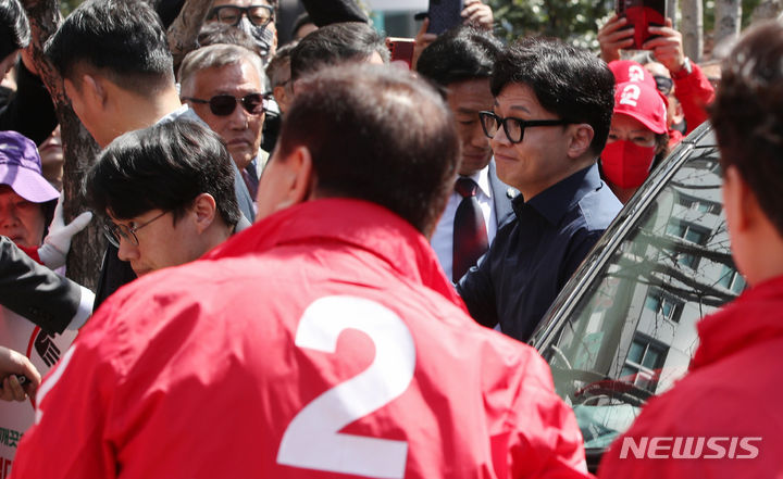 [부산=뉴시스] 추상철 기자 = 한동훈 국민의힘 비상대책위원장이 1일 오전 부산 영도구 남항시장 앞에서 열린 ‘국민의힘으로 중구영도살리기’ 지원유세에를 위해 단상으로 향하고 있다. (공동취재) 2024.04.01. photo@newsis.com