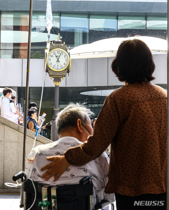 [서울=뉴시스] 김근수 기자 = 병원 입원 환자가 1일 서울 서대문구 신촌 세브란스 병원 앞에서 서울지역 전공의 수련병원 노동조합 대표자 합동 기자회견을 바라보고 있다. 2024.04.01. ks@newsis.com