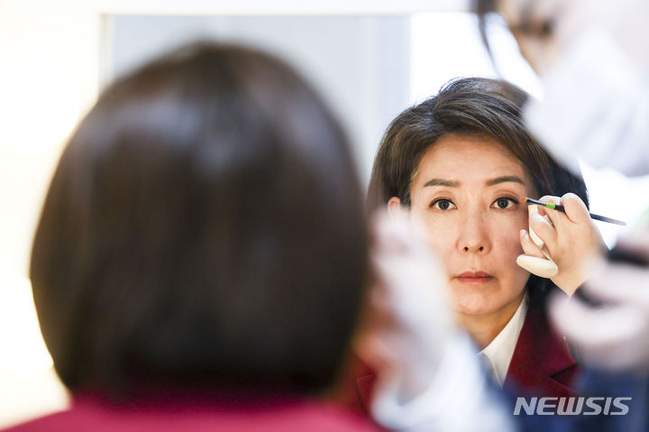 [서울=뉴시스] 정병혁 기자 = 제22대 국회의원 선거 서울 동작구을에 출마한 나경원 국민의힘 후보가 1일 서울 서초구 한국세무사회에서 열린 제22대 국회의원 선거 후보자 토론회에 앞서 준비를 하고 있다. 2024.04.01. jhope@newsis.com