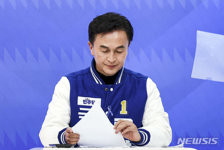 [서울=뉴시스] 정병혁 기자 = 제22대 국회의원 선거 서울 동작구을에 출마한 류삼영 더불어민주당 후보가 1일 서울 서초구 한국세무사회에서 열린 제22대 국회의원 선거 후보자 토론회에 앞서 자료를 살펴보고 있다. 2024.04.01. jhope@newsis.com