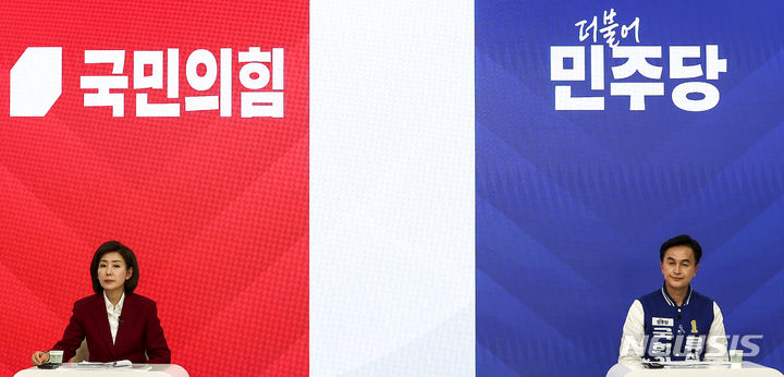 [서울=뉴시스] 정병혁 기자 = 1일 서울 서초구 한국세무사회에서 열린 제22대 국회의원 선거 후보자 토론회에 앞서 서울 동작구을에 출마한 류삼영 더불어민주당 후보와 나경원 국민의힘 후보가 리허설을 하고 있다. 2024.04.01. jhope@newsis.com