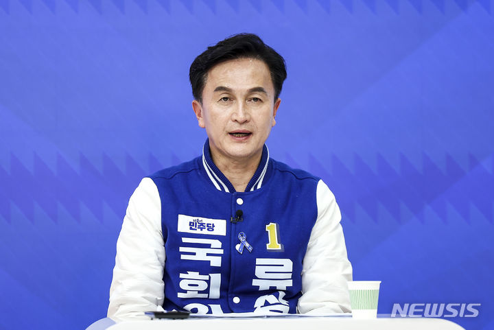 [서울=뉴시스] 정병혁 기자 = 제22대 국회의원 선거 서울 동작구을에 출마한 류삼영 더불어민주당 후보가 1일 서울 서초구 한국세무사회에서 열린 제22대 국회의원 선거 후보자 토론회에서 리허설을 하고 있다. 2024.04.01. jhope@newsis.com