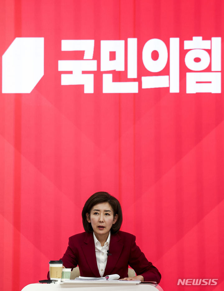 [서울=뉴시스] 정병혁 기자 = 제22대 국회의원 선거 서울 동작구을에 출마한 나경원 국민의힘 후보가 1일 서울 서초구 한국세무사회에서 열린 제22대 국회의원 선거 후보자 토론회에서 리허설을 하고 있다. 2024.04.01. jhope@newsis.com