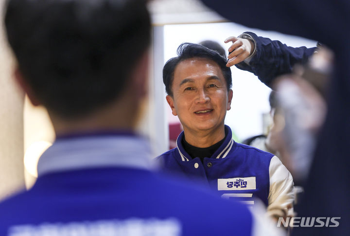 [서울=뉴시스] 정병혁 기자 = 제22대 국회의원 선거 서울 동작구을에 출마한 류삼영 더불어민주당 후보가 1일 서울 서초구 한국세무사회에서 열린 제22대 국회의원 선거 후보자 토론회에 앞서 준비를 하고있다. 2024.04.01. jhope@newsis.com