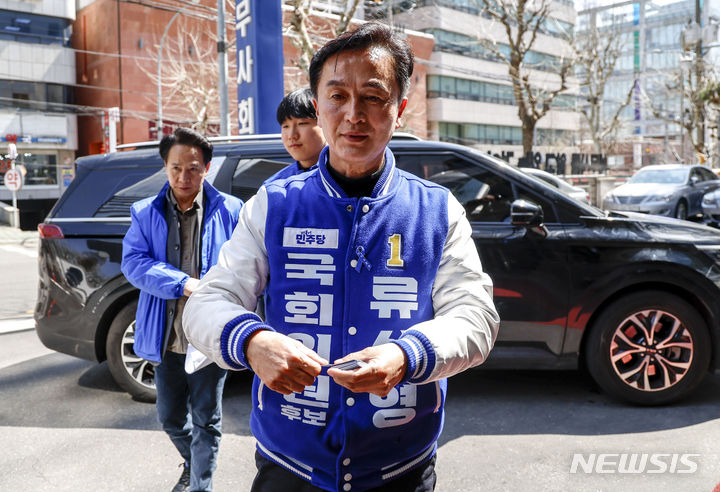 [서울=뉴시스] 정병혁 기자 = 제22대 국회의원 선거 서울 동작구을에 출마한 류삼영 더불어민주당 후보가 1일 서울 서초구 한국세무사회에서 열린 제22대 국회의원 선거 후보자 토론회에 참석하고 있다. 2024.04.01. jhope@newsis.com