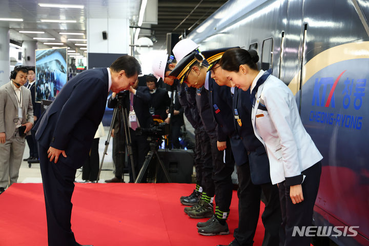 [대전=뉴시스] 전신 기자 = 윤석열 대통령이 1일 대전역에서 열린 차세대고속열차 명명식에서 이재욱 KTX 기장에게 출무신고를 받기 앞서 인사하고 있다. 2024.04.01. photo1006@newsis.com