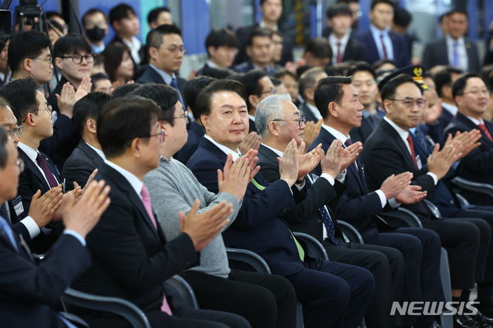 [대전=뉴시스] 전신 기자 = 윤석열 대통령이 1일 대전역에서 열린 차세대고속열차 명명식에서 열차 소개 영상을 시청한 뒤 박수치고 있다. 2024.04.01. photo1006@newsis.com