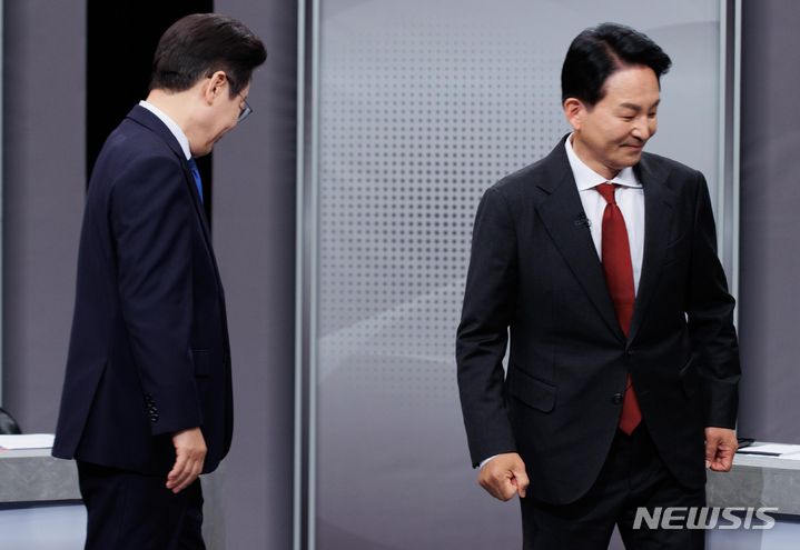 [부천=뉴시스] 국회사진기자단 = 1일 오후 경기 부천시 OBS 경인TV에서 진행된 제22대 국회의원선거 인천 계양을 후보자 토론회에 앞서 이재명 더불어민주당 후보와 원희룡 국민의 힘 후보가 포토타임을 마치고 자리로 돌아가고 있다. 2024.04.01. photo@newsis.com