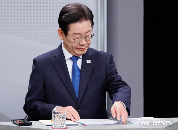 [부천=뉴시스] 국회사진기자단 = 1일 오후 경기 부천시 OBS 경인TV에서 진행된 제22대 국회의원선거 인천 계양을 후보자 토론회에서 이재명 더불어민주당 후보가 토론회 준비를 하고 있다. 2024.04.01. photo@newsis.com