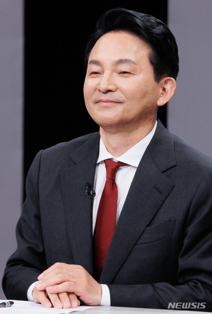 [부천=뉴시스] 국회사진기자단 = 1일 오후 경기 부천시 OBS 경인TV에서 진행된 제22대 국회의원선거 인천 계양을 후보자 토론회에서 원희룡 국민의힘 후보가 토론회 준비를 하고 있다. 2024.04.01. photo@newsis.com