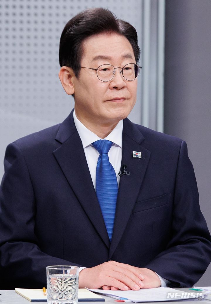 [부천=뉴시스] 국회사진기자단 = 1일 오후 경기 부천시 OBS 경인TV에서 진행된 제22대 국회의원선거 인천 계양을 후보자 토론회에서 이재명 더불어민주당 후보가 토론회 준비를 하고 있다. 2024.04.01. photo@newsis.com