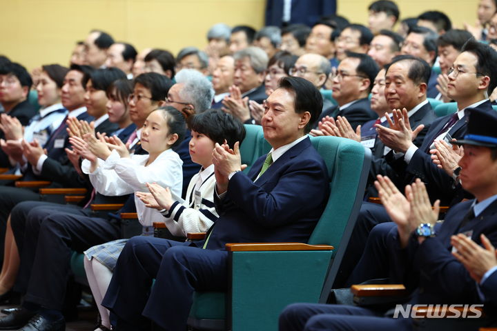 [대전=뉴시스] 전신 기자 = 윤석열 대통령이 1일 대전 동구 한국철도공사 본사에서 열린 KTX 개통 20주년 기념식에서 박수치고 있다. 2024.04.01. photo1006@newsis.com