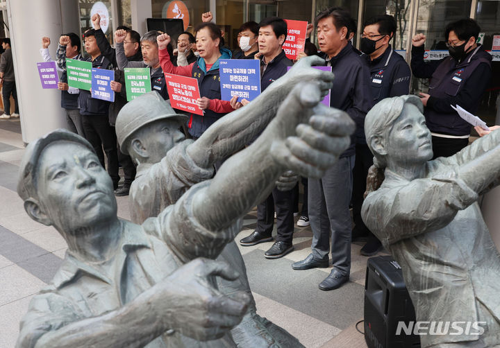 [서울=뉴시스] 김진아 기자 = 한국노총 김동명 위원장과 참석자들이 지난 1일 오후 서울 여의도 한국노총 앞에서 열린 임금체불 신고센터 출범식에서 구호를 외치고 있다. 한국노총은 노동현장의 임금체불 문제를 해결하기 위해 전국 16개 지역상담소에서 중앙법률원과 연계해 법률서비스를 지원한다. 2024.04.01. bluesoda@newsis.com
